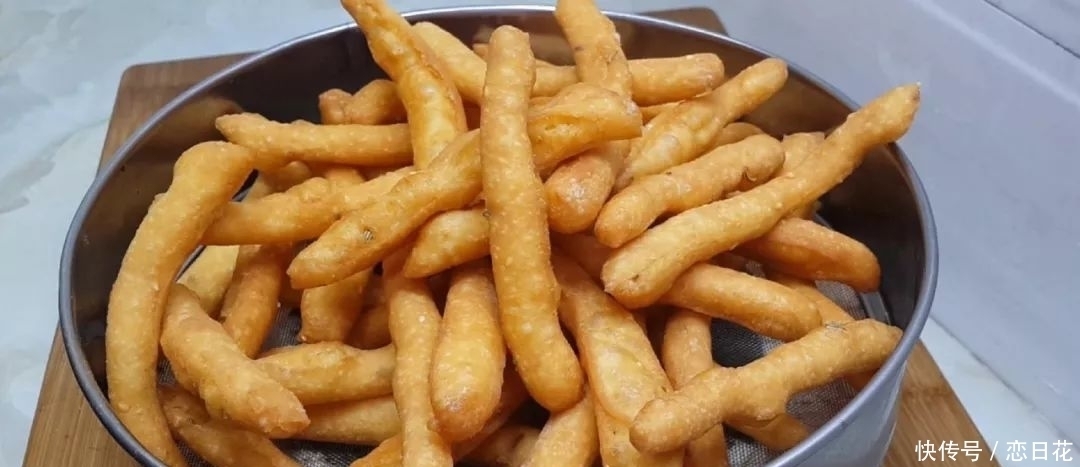 面粉一斤,鸡蛋两个,筷子搅拌一下,教你做创意小油条,比麻花好吃