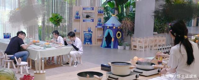 工作人员|郑爽上节目化身透明人,不和嘉宾吃饭自己开小灶,压力太大哭一路