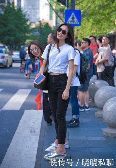 白色t恤搭配黑色的九分裤,简单时尚,清新自然