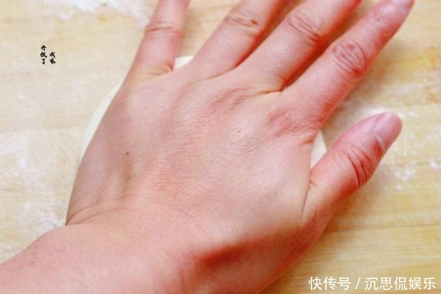 烧饼|酥到掉渣的烧饼,平底锅就能做,每次一斤面,咸香酥脆,出锅必光