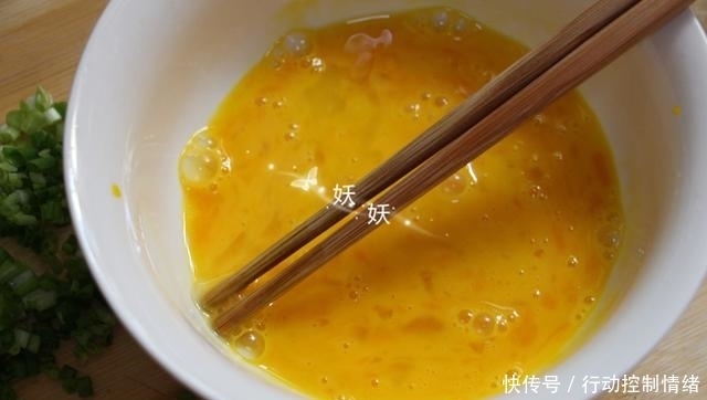 鸡蛋|不用揉面不用发,十分钟快手早餐鸡蛋饼,入口绵软老少皆宜