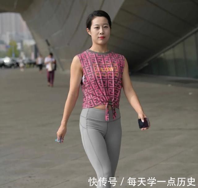 装扮 青春朝气的打底裤装扮更显别样的韵味,显得性感动人,热情洋溢!