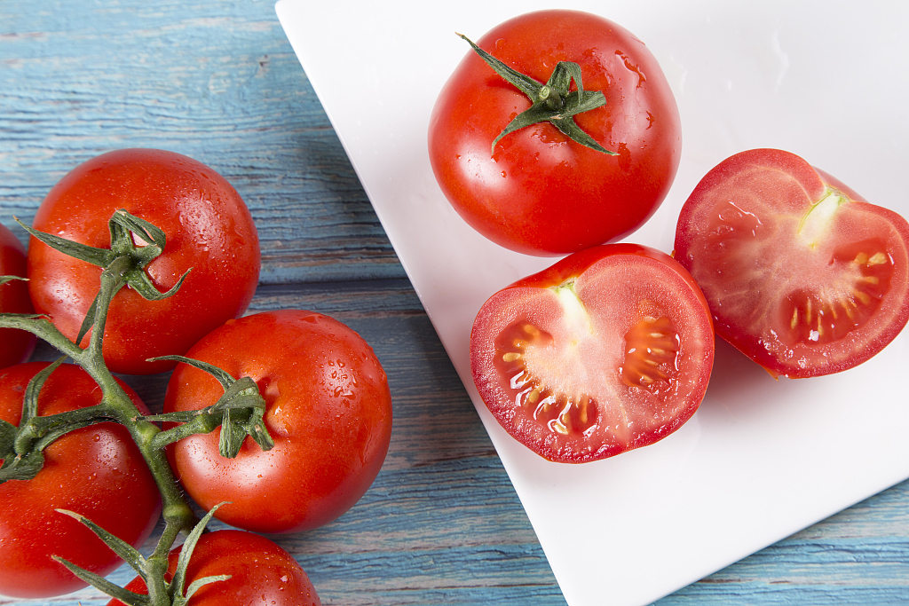 坚持每天吃一个西红柿，身体会得到6个好处，但这两种情况不要吃