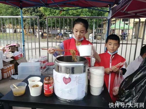 大河网讯|谢谢前来支援的你！郑州小学生做卤面向救援队致谢