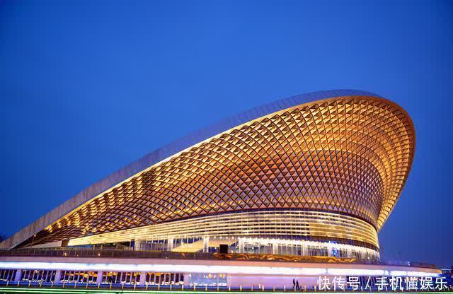 成都:露天音乐公园主场馆夜景迷人