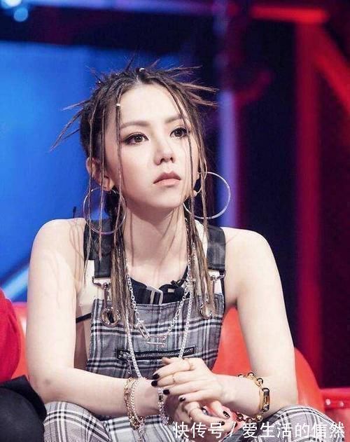 脏辫 发型师透露:女生这3种发型留久了,发际线会易上移,赶紧换了吧