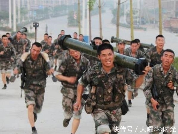 肌肉男|负重50斤跑5公里的军人与健身肌肉男 两者身体素质差距有多大