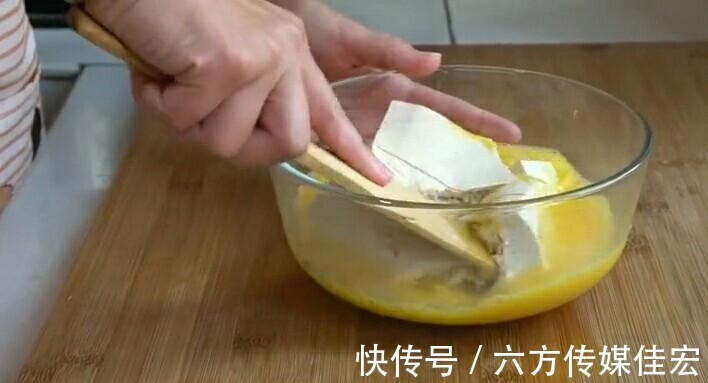 电饼铛|豆腐做的比肉还好吃, 一拌一煎六七个饼, 吃货福利来袭!