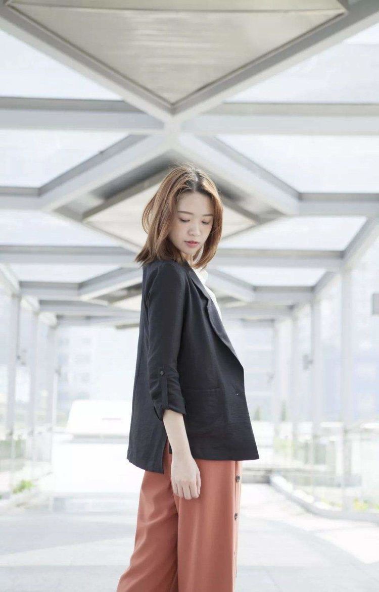 街拍:大街上那些时尚的小姐姐,职业套装,勾勒出完美的曲线