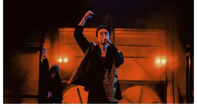 《披荊斬棘的哥哥》總決賽，李承鉉戚薇合唱《天上飛》燃爆全場(chǎng)