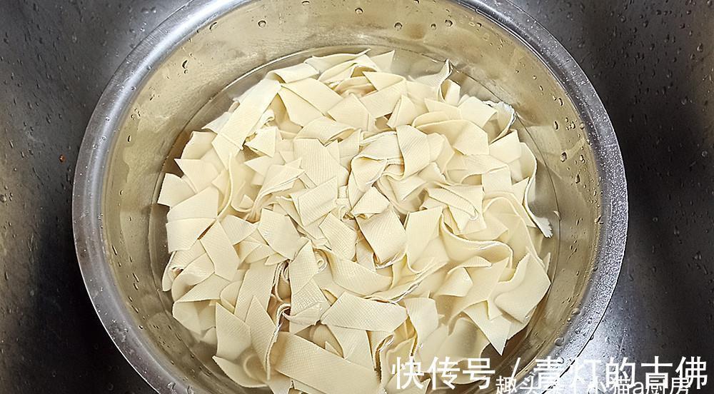 白菜和干豆腐热乎乎地的炖一锅，吃完浑身暖和，上桌连汤汁都不剩