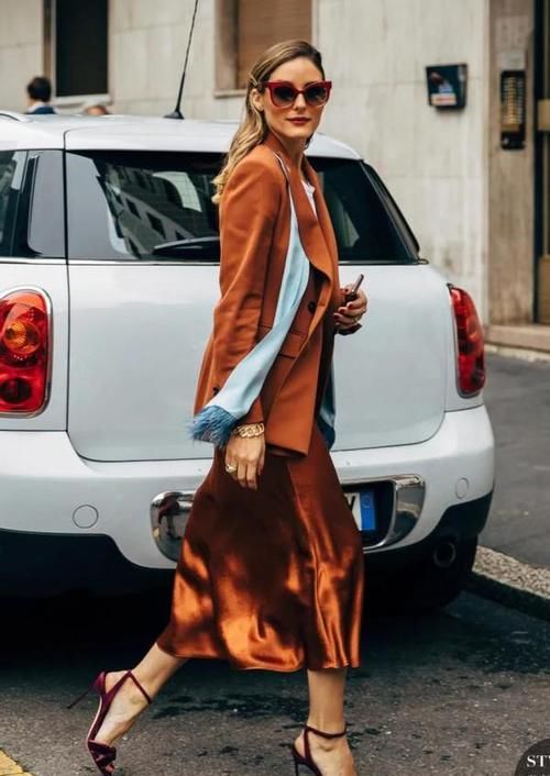 ?西装+裙子，风衣+裙子，今春这么穿也太好看了