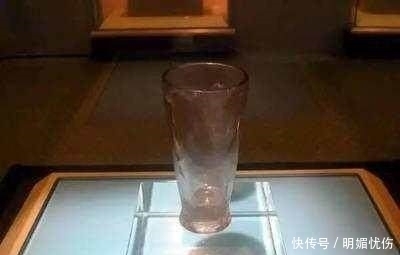 两千年古墓被挖开,考古人员发现疑似穿越之物,如今禁止出境展览