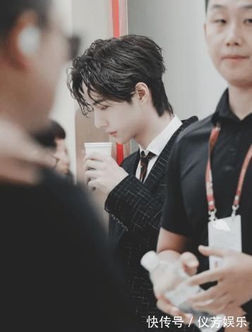 陈情令$王一博后台补妆,边喝水边看手机,得知看的内容,才懂他的深情