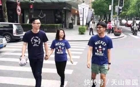 |搞笑图片幽默段子笑话：哈哈哈，妹子你们在看什么呢