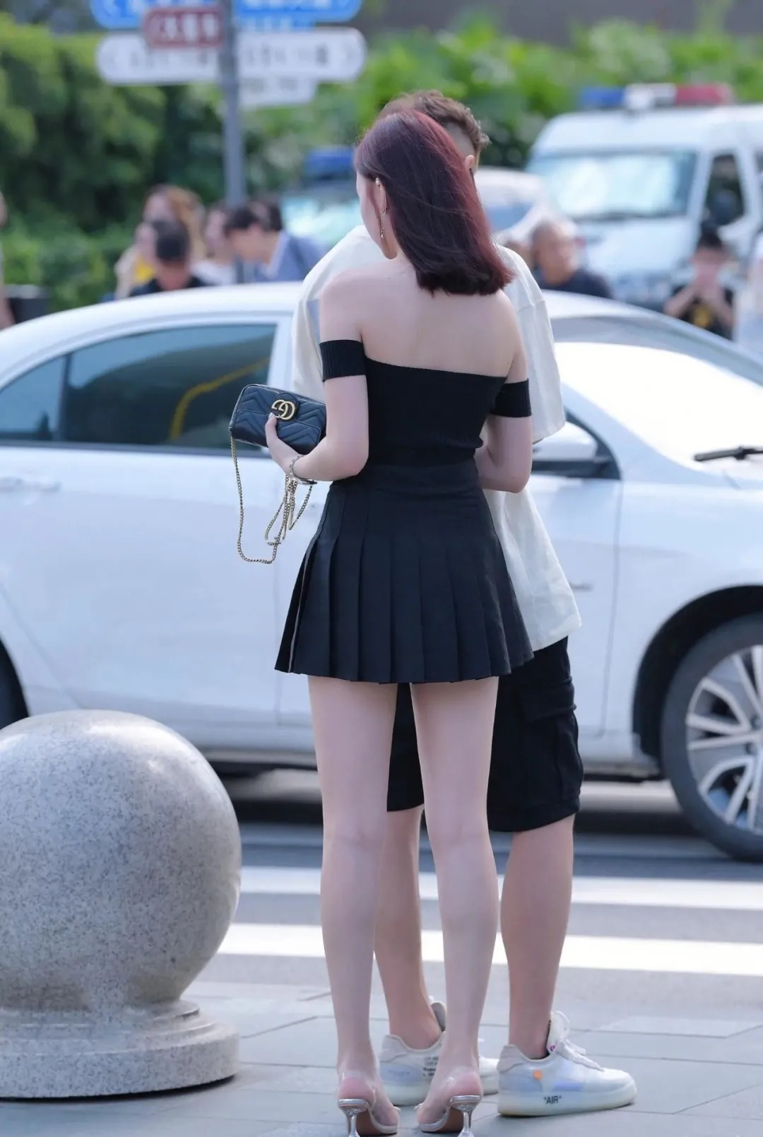 全黑一字肩搭配百褶短裙，时尚大气，青春减龄