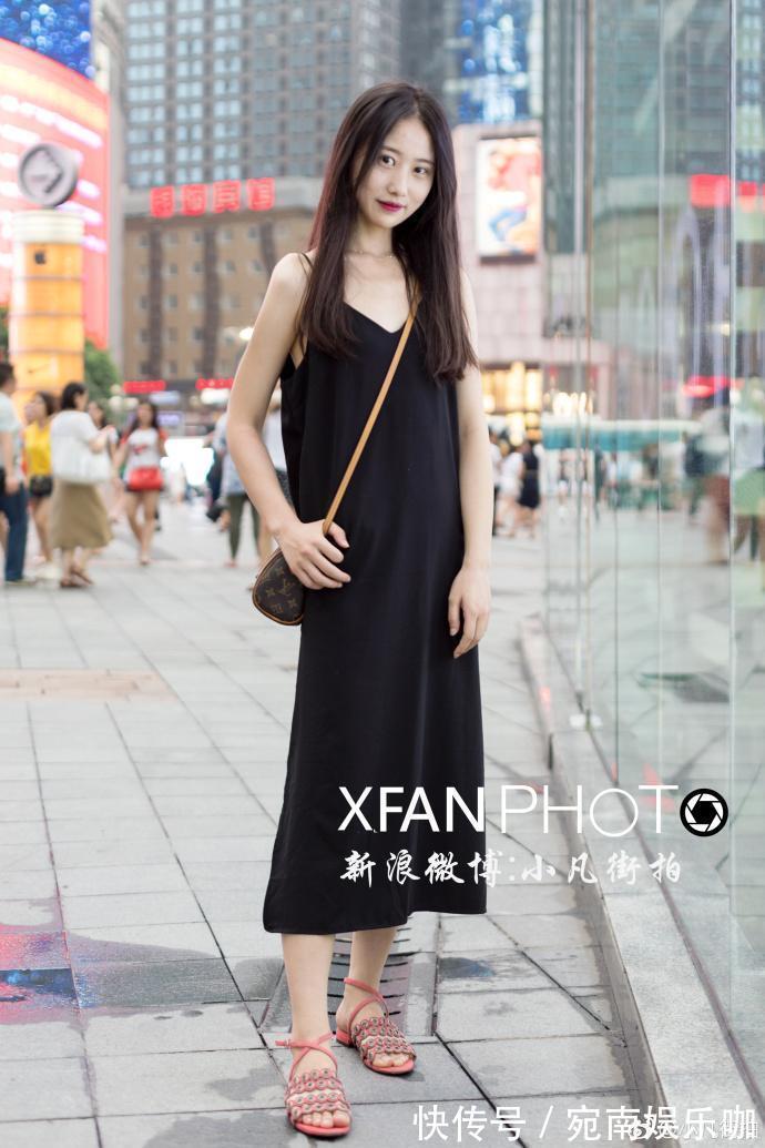 时尚 小姐姐身穿运动背心,干练又简洁,时尚又性感