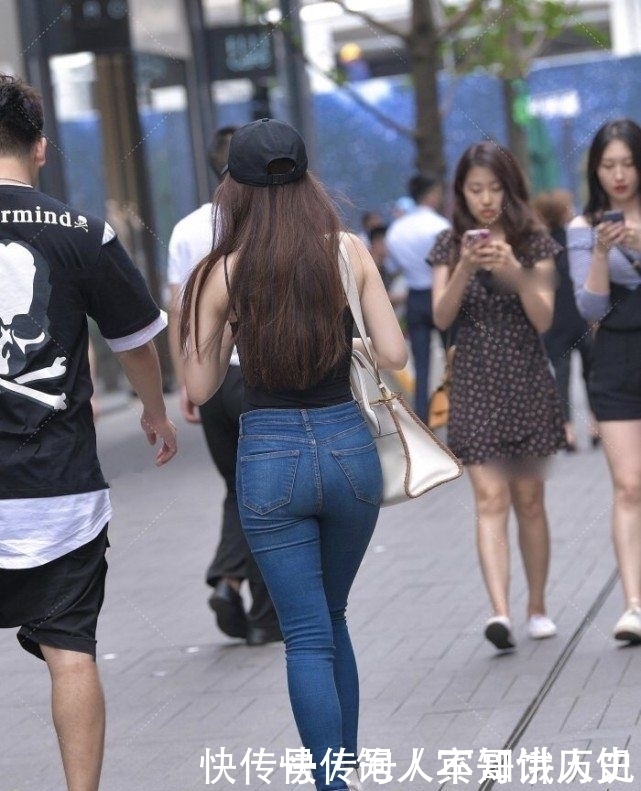 吊带|美女吊带紧身上衣搭配牛仔裤，黑色的整体视觉冲击力非常强