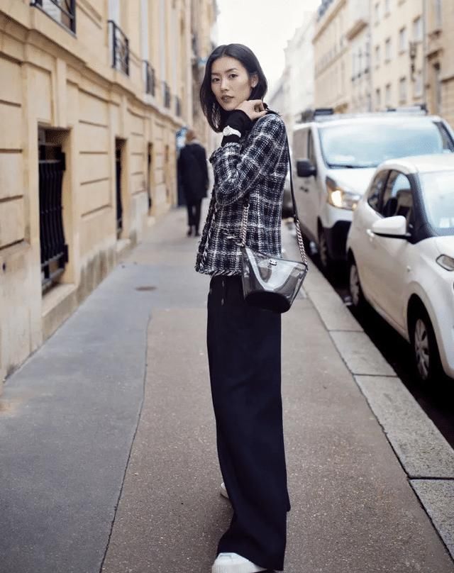 ?最近火了一种穿法叫：“小香风外套+裙子”，时髦高级还显瘦