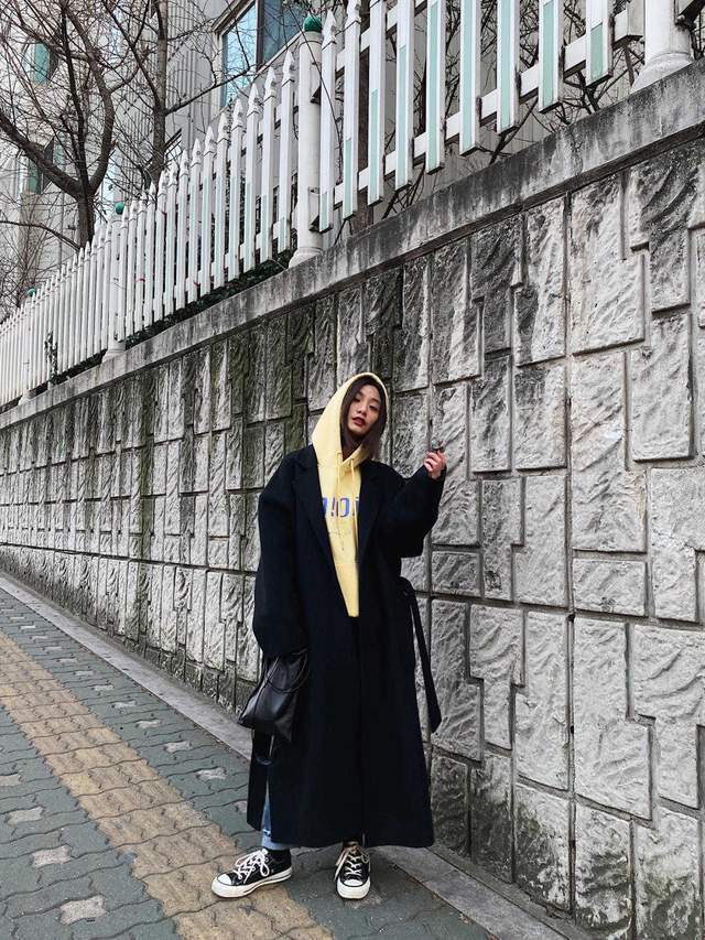 穿搭 秋冬不建议单穿卫衣,可以试试这3种搭配方法,比单穿还高级时髦