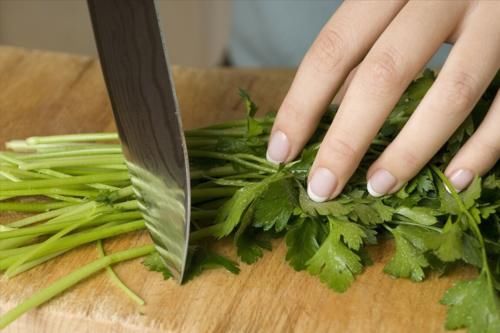 袋子|香菜放进袋子里,保存一年没问题,颜色翠绿不发黄,新鲜不变味