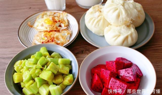 两个人的早餐,好吃又健康,有现蒸的大肉包,网友看的口水横流!