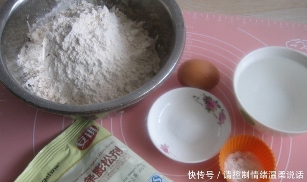 正确做法|炸油条用酵母和泡打粉都不对，面点师傅教你正确做法，黄金酥脆！