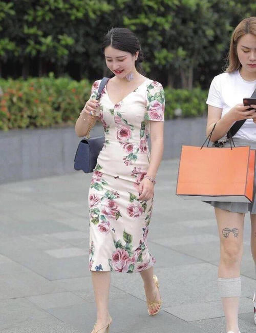 旗袍|街拍:美女一袭花色旗袍成熟韵味散发开来#时尚穿搭#