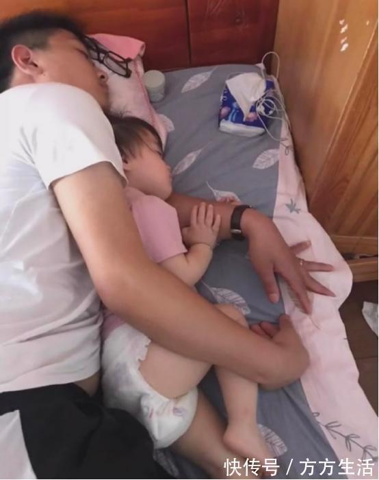 女儿|爸爸抱着女儿睡觉,旁边的儿子一脸无辜,儿子:我应该是失宠了