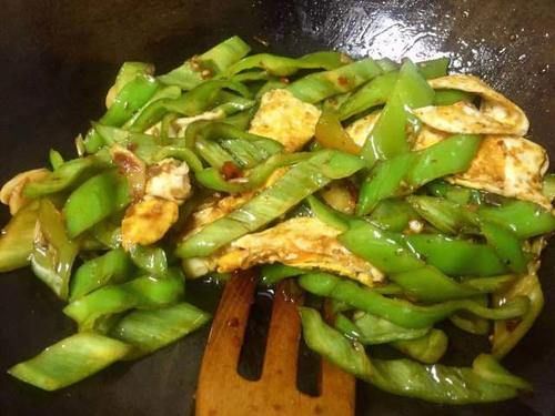 荷包蛋的新吃法，加入尖椒炒一炒，变身有滋有味的下饭菜，特开胃