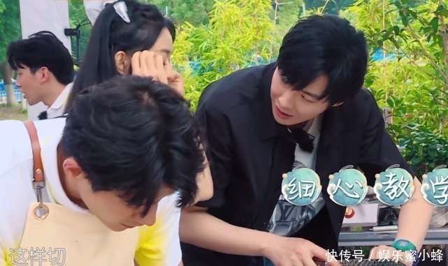 中餐厅|赵丽颖握刀手法错误，刘宇宁着急的忘喊姐，导演也不帮他改字幕