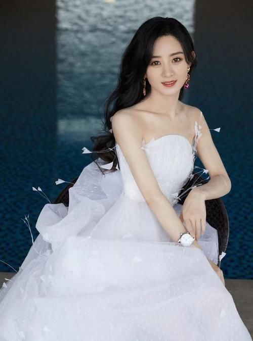 少女|美女姐姐穿白色长裙，宛如18岁少女，颜值和造型都达到巅峰