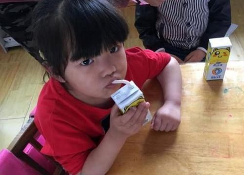 营养|4种“假牛奶”列入黑名单,没营养还浪费钱,不少家长还成箱买