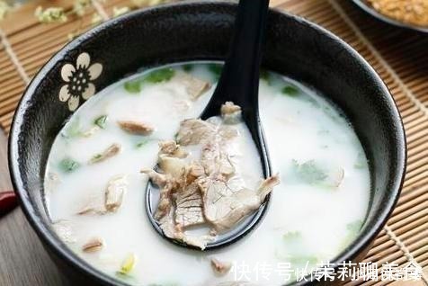 炖羊肉时，香料用不着放太多，只放3样就够了，羊肉鲜美，没膻味