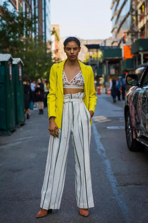 女人不管多少岁，少穿黑白灰！多穿这3种“显白色”，高级又显嫩