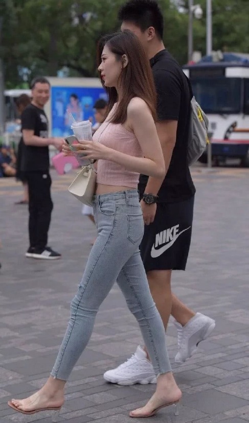 粉丝挂脖针织衫搭配紧身牛仔裤, 时尚粉嫩, 气质迷人