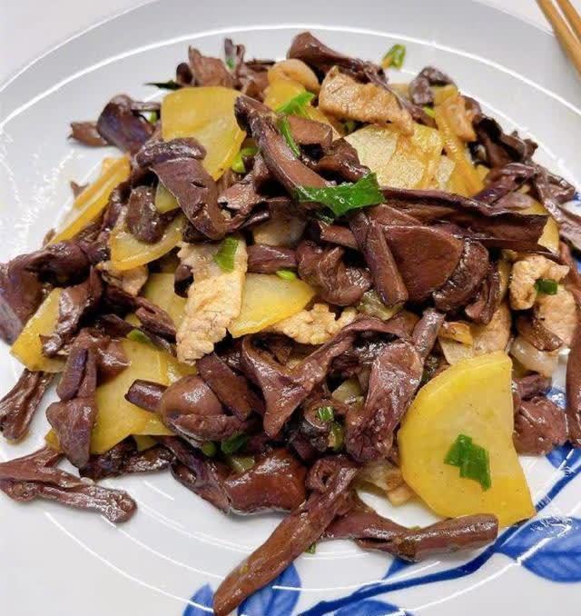 红蘑|看了佟大为的晒餐,网友们赞叹不已:这东北风味,咋那么想吃呢?