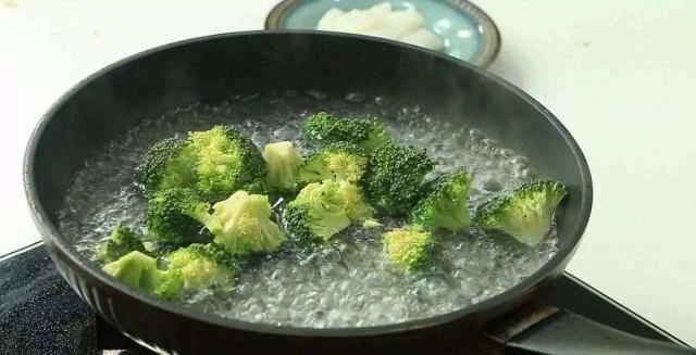 必须先焯水的4种蔬菜,很多人不懂直接下锅,难怪难吃不易熟