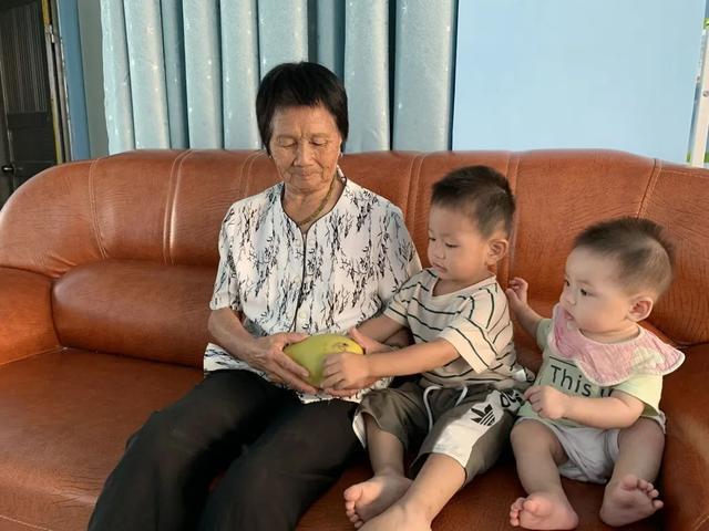 微信|外婆不会用微信,女孩想出了这个办法,网友一致夸赞“太孝顺”