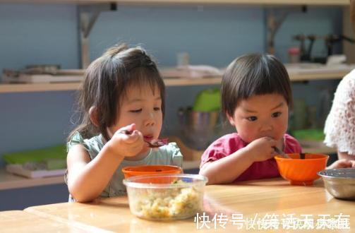 白纸黑字|1岁宝宝只吃保姆做的饭,宝妈好奇偷尝一口后,偷偷打电话报警