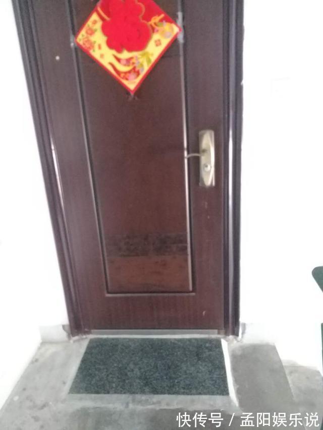 鞋柜|对门邻居不仅把鞋柜放楼道,还砌了2公分地台,当都是自个家呢?