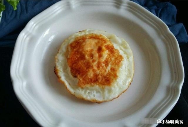 荷包蛋|煎荷包蛋,到底用凉油还是热油?加入一点“它”,鸡蛋完整不粘锅