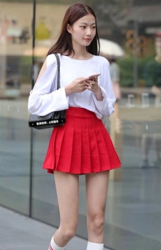 长发|街拍迷人优雅的长发美女,简单穿着魅力十足,美的迷人