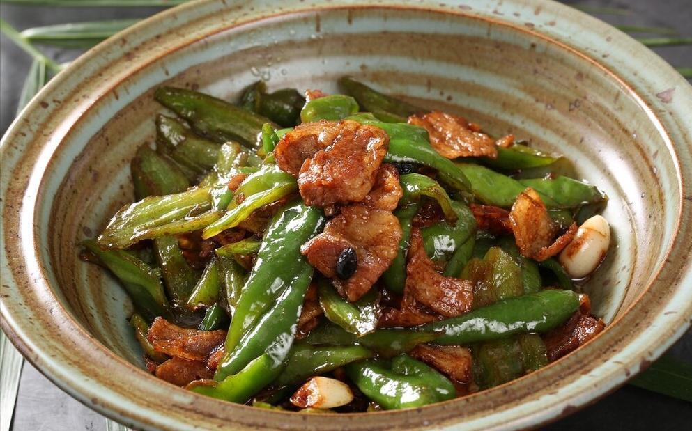 辣椒炒肉，先炒辣椒还是肉？湖南人教你2个窍门，鲜香过瘾真下饭