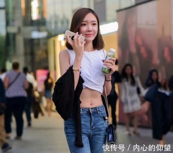 时尚穿搭牛仔裤简单自然的修饰,让女人的长腿更显修长与迷人!