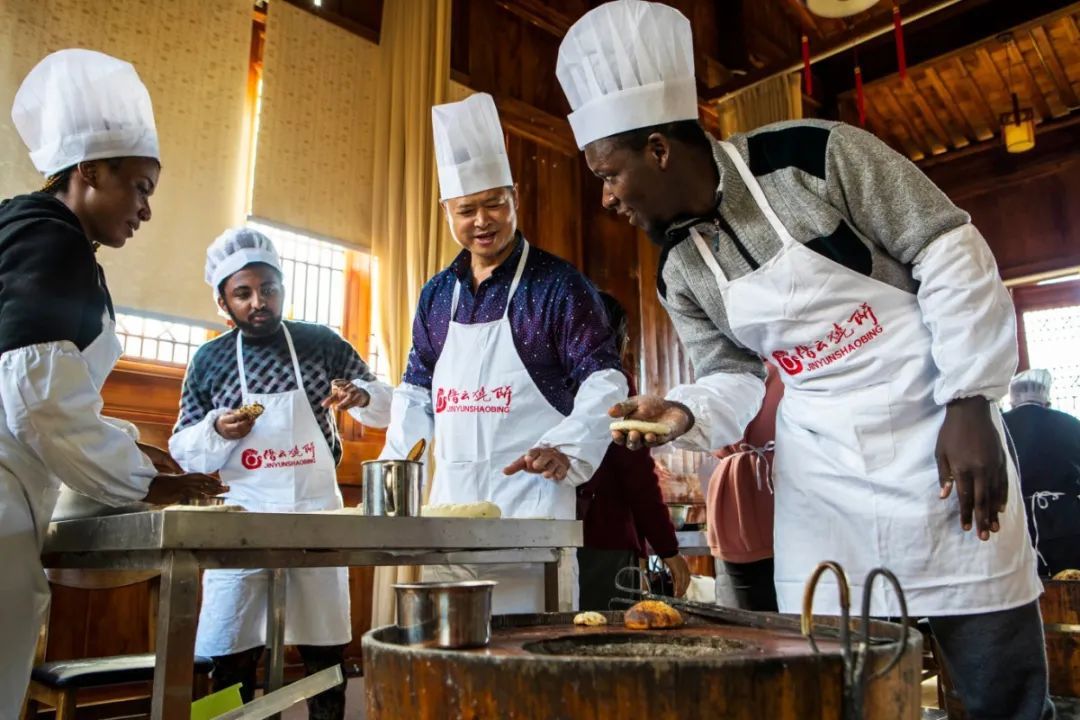 中年|外国人都过来学习,这个街边随处可见的小吃卖出了国际范