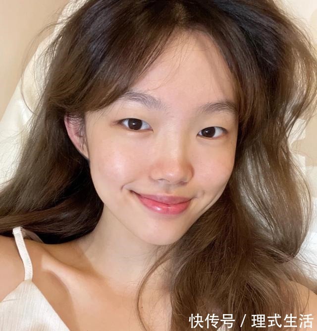 眼纹 护肤的时候,多加几个小动作,皮肤会更加紧致,在家也能做美容!