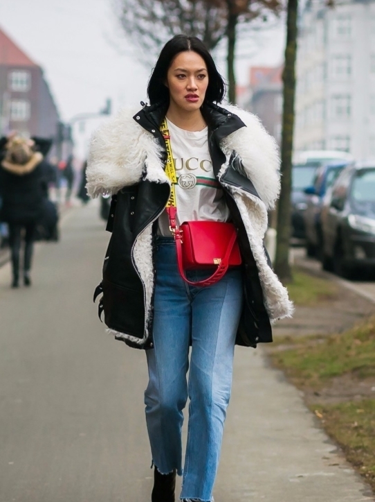 街拍:图1小姐姐这应该是大胆炫腹吧,大衣配美女,好看又时髦