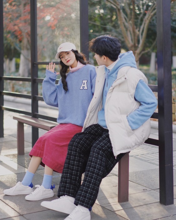 半身裙|冬天穿衣没思路?看看这5组情侣默契穿搭,高阶秀恩爱