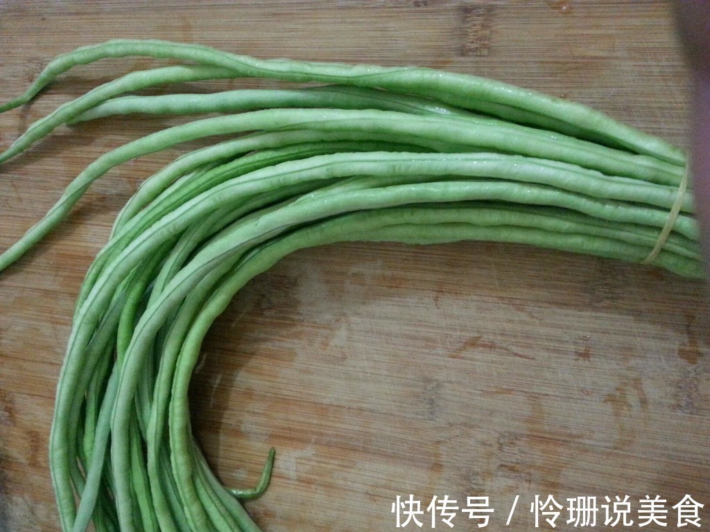 炒长豆角，直接下锅炒容易发黑，教你正确做法，豆角碧绿又脆嫩！